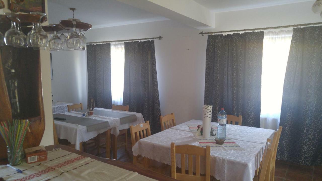 فندق Pensiunea Casa Vanatorului Oteleni المظهر الخارجي الصورة